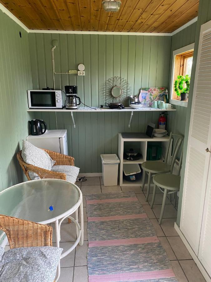 Gaeststuga I Loefsaeng Hajstorp Töreboda Exterior foto